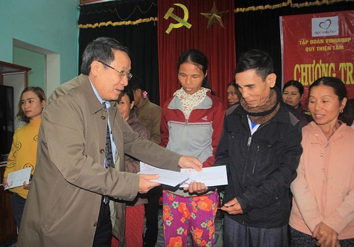 Lãnh đạo tỉnh Quảng Trị trao quà hỗ trợ người nghèo đón Tết Tân Sửu 2021.