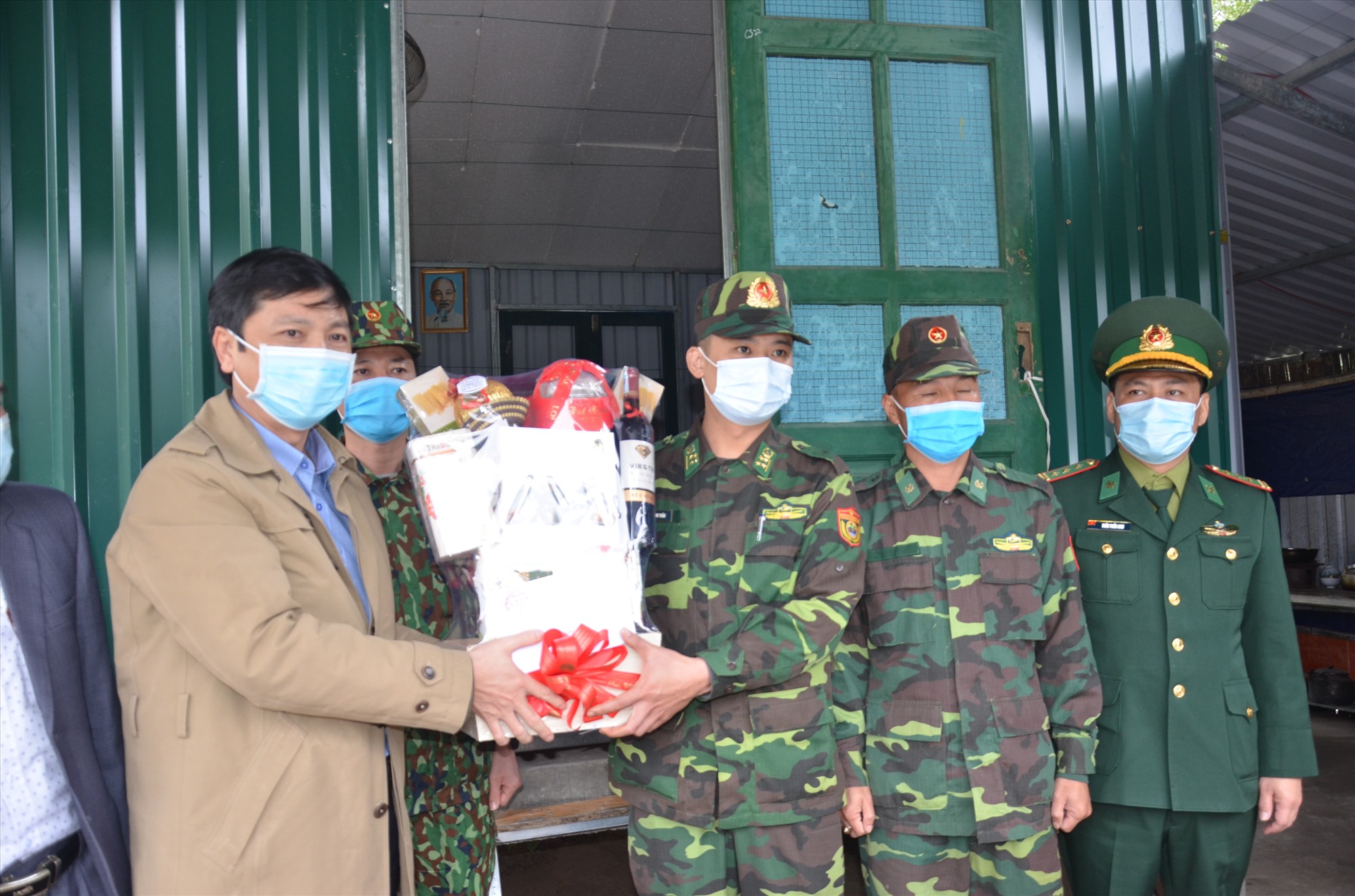 Phó Chủ tịch UBND tỉnh Hoàng Nam thăm, động viên và tặng quà các chiến sĩ Bộ đội Biên phòng đang làm nhiệm vụ tại chốt kiểm soát trên Quốc lộ 15D, thuộc địa bàn xã A Ngo, huyện Đakrông - Ảnh: Lê Minh