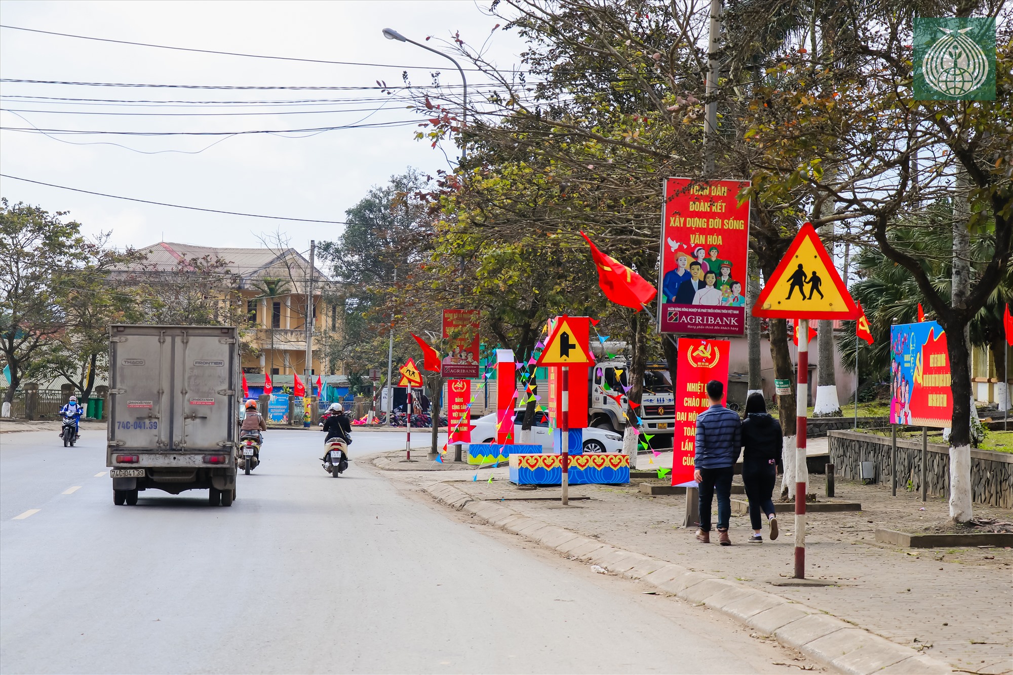 Các tuyến phố huyện miền núi Hướng Hóa được trang hoàng rực rỡ cờ, hoa, băng rôn...