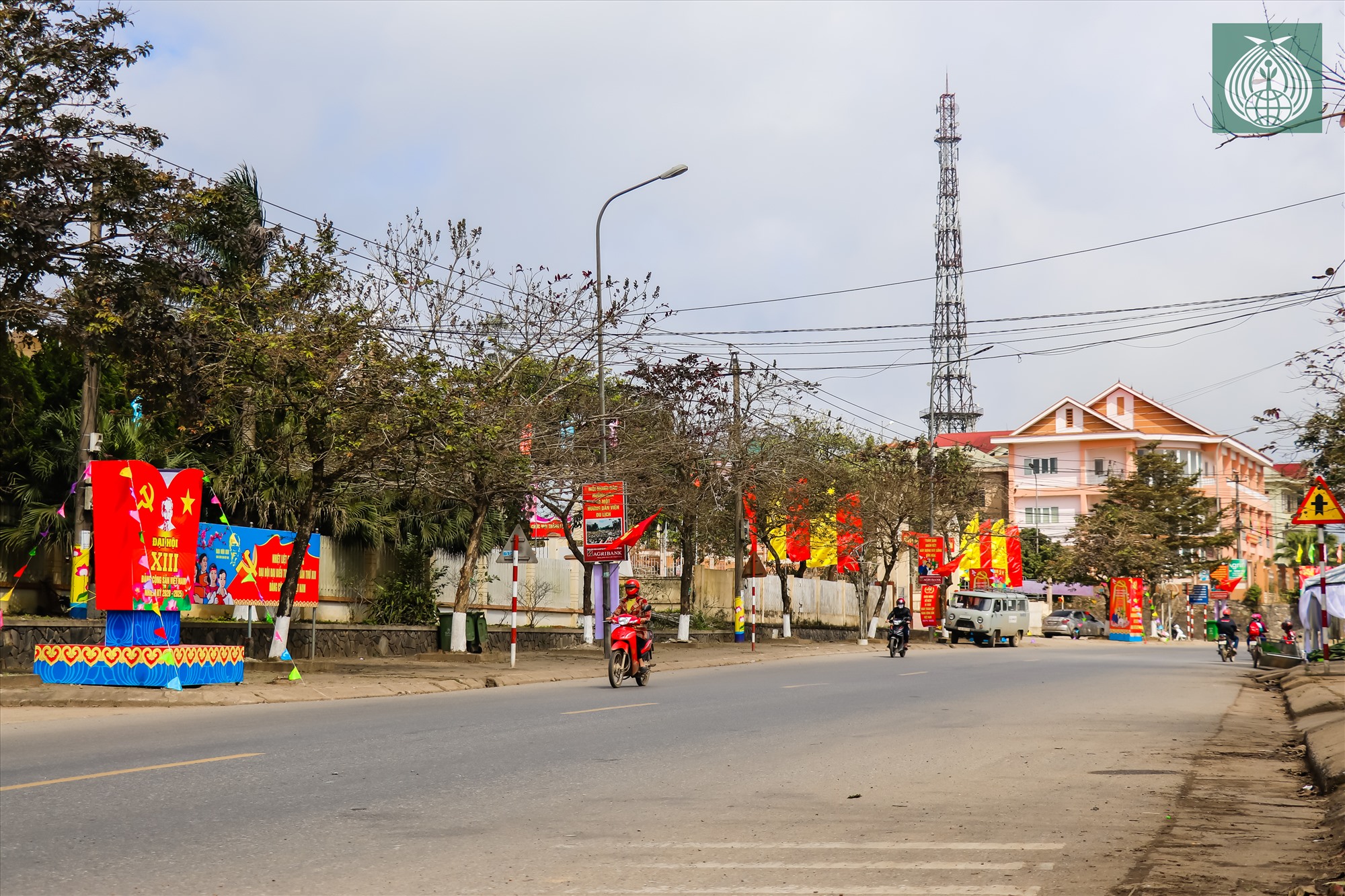 Các tuyến phố huyện miền núi Hướng Hóa được trang hoàng rực rỡ cờ, hoa, băng rôn...