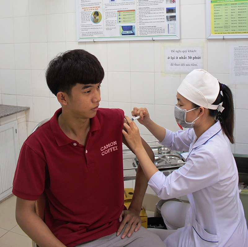 Tiêm vắc xin phòng bệnh tại Trung tâm Kiểm soát bệnh tật tỉnh Quảng Trị - Ảnh: BN​