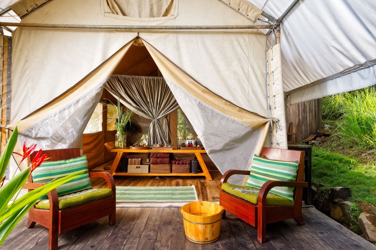 Nằm trên Hồ Lak bao phủ bởi các cánh rừng nguyên sinh ở thành phố Buôn Mê Thuột, Lak Tented Camp cung cấp chỗ ở kiểu lều xinh đẹp cho một trải nghiệm thanh bình, an nhiên giữa Tây Nguyên đại ngàn.
