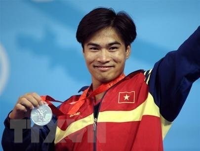 Chiếc huy chương Bạc ở Olympic Bắc Kinh 2008 của VĐV cử tạ Hoàng Anh Tuấn đã kết thúc 8 năm chờ đợi của thể thao Việt Nam ở đấu trường Olympic, kể từ sau chiếc HCB của nữ võ sĩ Taekwondo Trần Hiếu Ngân tại Olympic Syney 2000. (Ảnh: Tư liệu TTXVN)