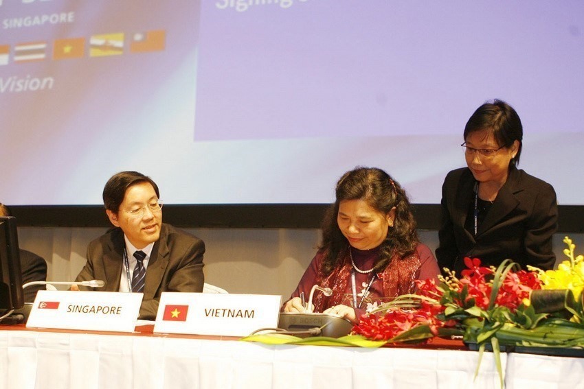 Phó Chủ tịch Quốc hội Tòng Thị Phóng, Trưởng đoàn đại biểu Quốc hội Việt Nam ký Thông cáo chung tại Lễ bế mạc AIPA-29, ngày 22/8/2008, tại Singapore. (Ảnh: Trí Dũng/TTXVN)