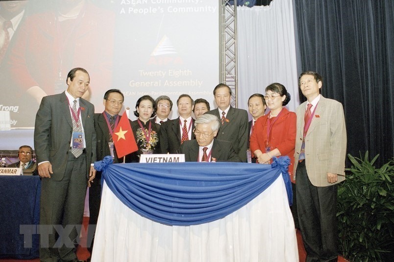 Chủ tịch Quốc hội Nguyễn Phú Trọng ký thông cáo chung tại Lễ bế mạc AIPA 28 diễn ra tại thủ đô Kuala Lumpur, Malaysia, ngày 23/8/2007. (Ảnh: Trí Dũng/TTXVN)