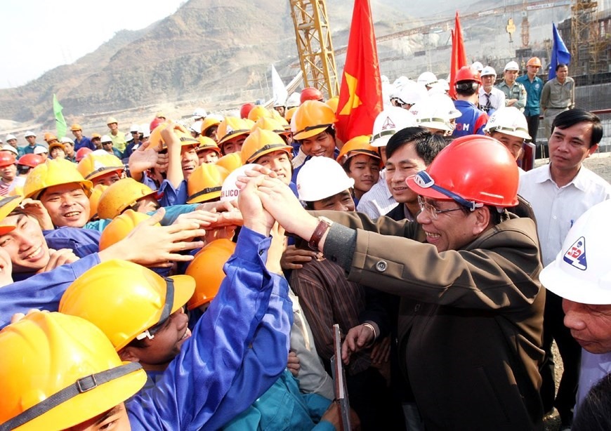 Tổng Bí thư Nông Đức Mạnh thăm cán bộ, công nhân trên công trường xây dựng nhà máy thuỷ điện Sơn La, ngày 19/1/2010. (Ảnh: Đinh Xuân Tuân/TTXVN)