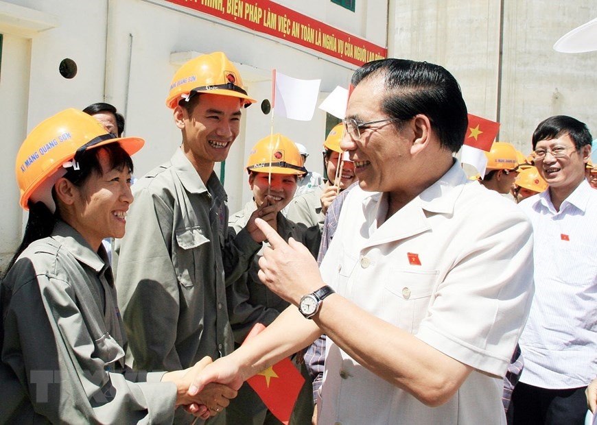 Tổng Bí thư Nông Đức Mạnh gặp gỡ cán bộ, công nhân nhà máy Ximăng Quang Sơn (Thái Nguyên), ngày 24/6/2009. (Ảnh: Đinh Xuân Tuân/TTXVN)