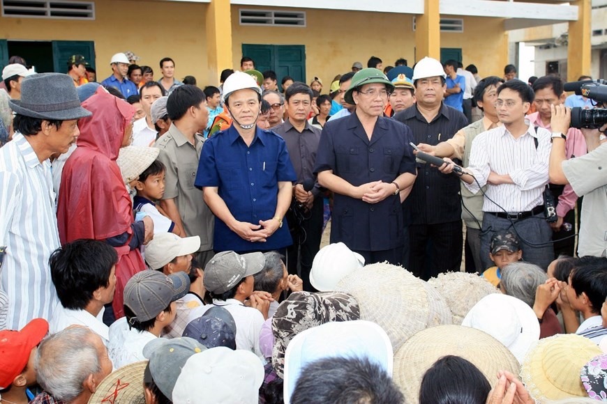 Tổng Bí thư Nông Đức Mạnh thăm cán bộ, công nhân trên công trường xây dựng nhà máy thuỷ điện Sơn La, ngày 19/1/2010. (Ảnh: Đinh Xuân Tuân/TTXVN)