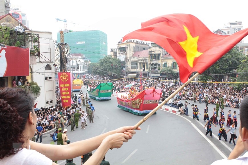 Lễ diễu binh, diễu hành chào mừng kỷ niệm 1.000 năm Thăng Long- Hà Nội, ngày 10/10/2010. (Ảnh: Quang Hải/TTXVN)