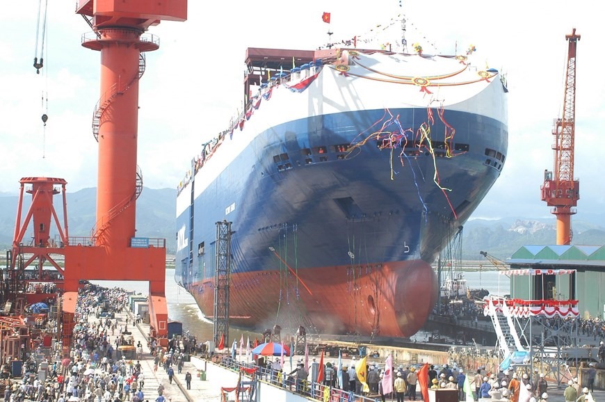 Công ty đóng tàu Hạ Long hạ thủy thành công tàu chở ô tô sức chứa 4.900 xe-HL01, lần đầu tiên được đóng mới tại Việt Nam (21/9/2009). (Ảnh: Anh Tôn/TTXVN)