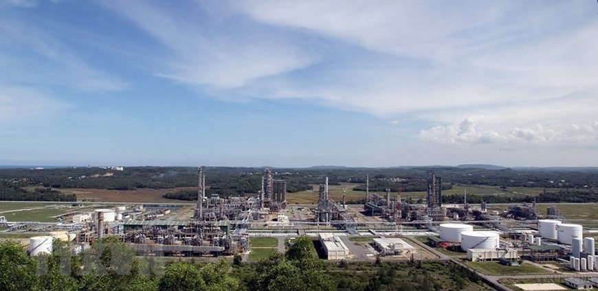 Ngày 22/2/2009, Nhà máy lọc dầu Dung Quất (Quảng Ngãi) đón mừng dòng sản phẩm thương mại đầu tiên, đánh dấu bước khởi đầu ngành công nghiệp lọc- hóa dầu của đất nước. (Ảnh: Huy Hùng/TTXVN)