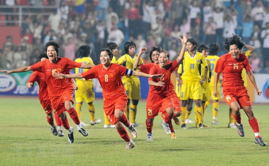 Niềm vui chiến thắng của các tuyển thủ nữ Việt Nam sau trận chung kết giành huy chương Vàng trước đội Thái Lan tại SEA Games 25- năm 2009 ở Vientiane (Lào). (Ảnh: Quốc Khánh/TTXVN)