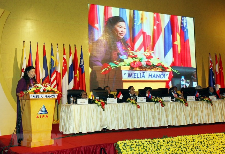 Phó Chủ tịch Quốc hội, Trưởng Đoàn đại biểu Quốc hội Việt Nam Tòng Thị Phóng phát biểu tại Phiên họp toàn thể thứ hai của Đại hội đồng lần thứ 31 Hội đồng Liên nghị viện các quốc gia Đông Nam Á (AIPA-31), ngày 24/9/2010 ở Hà Nội. (Ảnh: Trọng Đức/TTXVN)