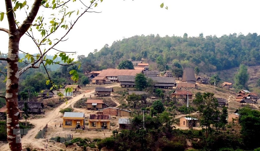 Làng mới được xây dựng ở xã Hà Đông (Kon Tum) phục vụ tái định cư cho đồng bào Ba Na. (Ảnh: Sỹ Huynh/TTXVN)