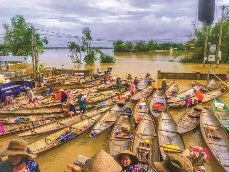 Thuyền nhôm của người dân làng Phú Kinh, xã Hải Phong, huyện Hải Lăng tập trung để nhận hàng cứu trợ trong đợt lũ lịch sử vào tháng 10/2020 -Ảnh: ĐV​