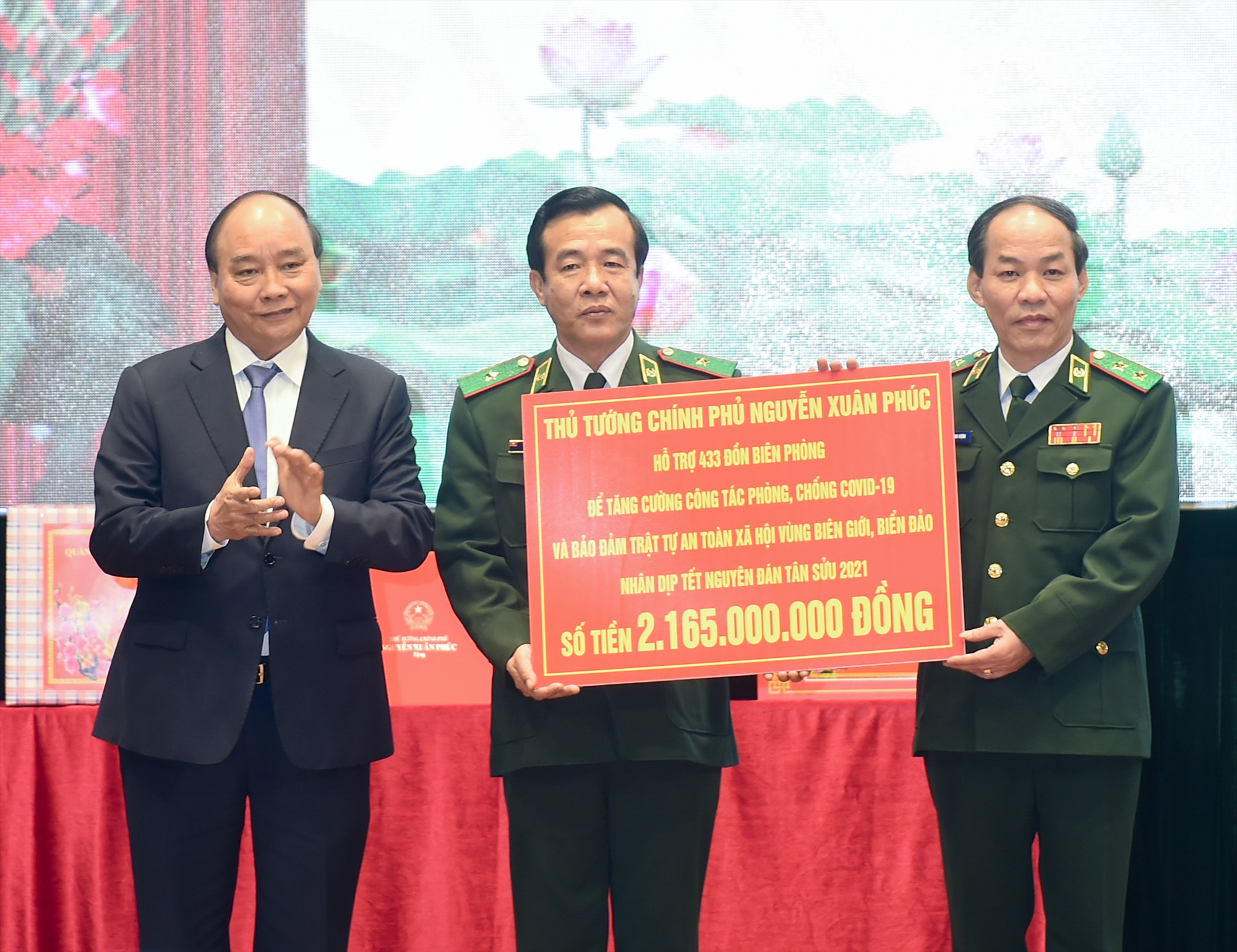 Thủ tướng tặng quà cho Bộ đội biên phòng. Ảnh VGP/Quang Hiếu