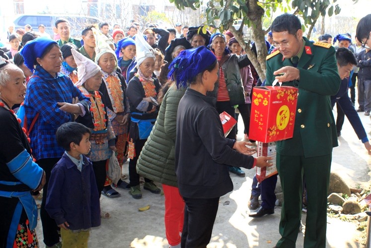 Ngày 21/1, tại xã Sì Lở Lầu (Phong Thổ, Lai Châu), Tập đoàn Viettel tổ chức trao tặng quà Tết cho 200 hộ nghèo với tổng trị giá 100 triệu đồng. Ảnh: Báo Lai Châu