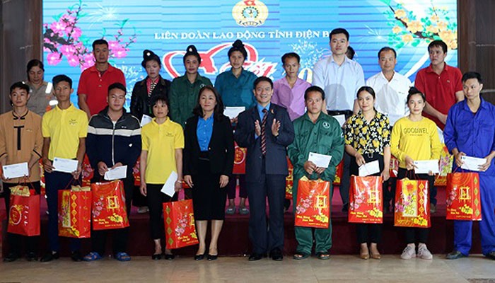 Ngày 21/1, một đoàn thiện nguyện huyện Sóc Sơn (Hà Nội) đã tổ chức trao 500 suất quà cùng nhiều quần áo cho các em học sinh ở 4 điểm trường thuộc xã Phiêng Cằm (huyện Mai Sơn, tỉnh Sơn La). Ảnh: Báo Sơn La
