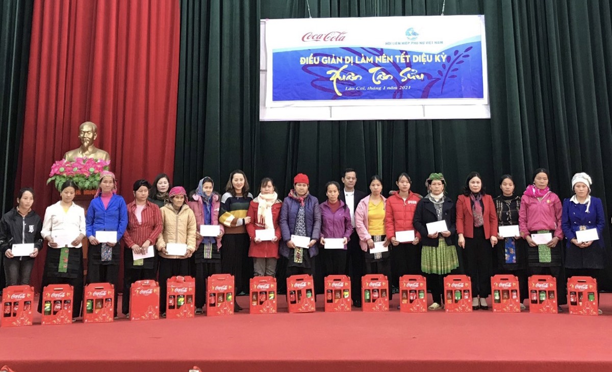 Ngày 20/1, Hội LHPN tỉnh Lào Cai phối hợp với Công ty Coca-Cola Việt Nam trao quà Tết cho hội viên phụ nữ hoàn cảnh khó khăn tại xã Nậm Mả (huyện Văn Bàn). Ảnh: Báo Lào Cai
