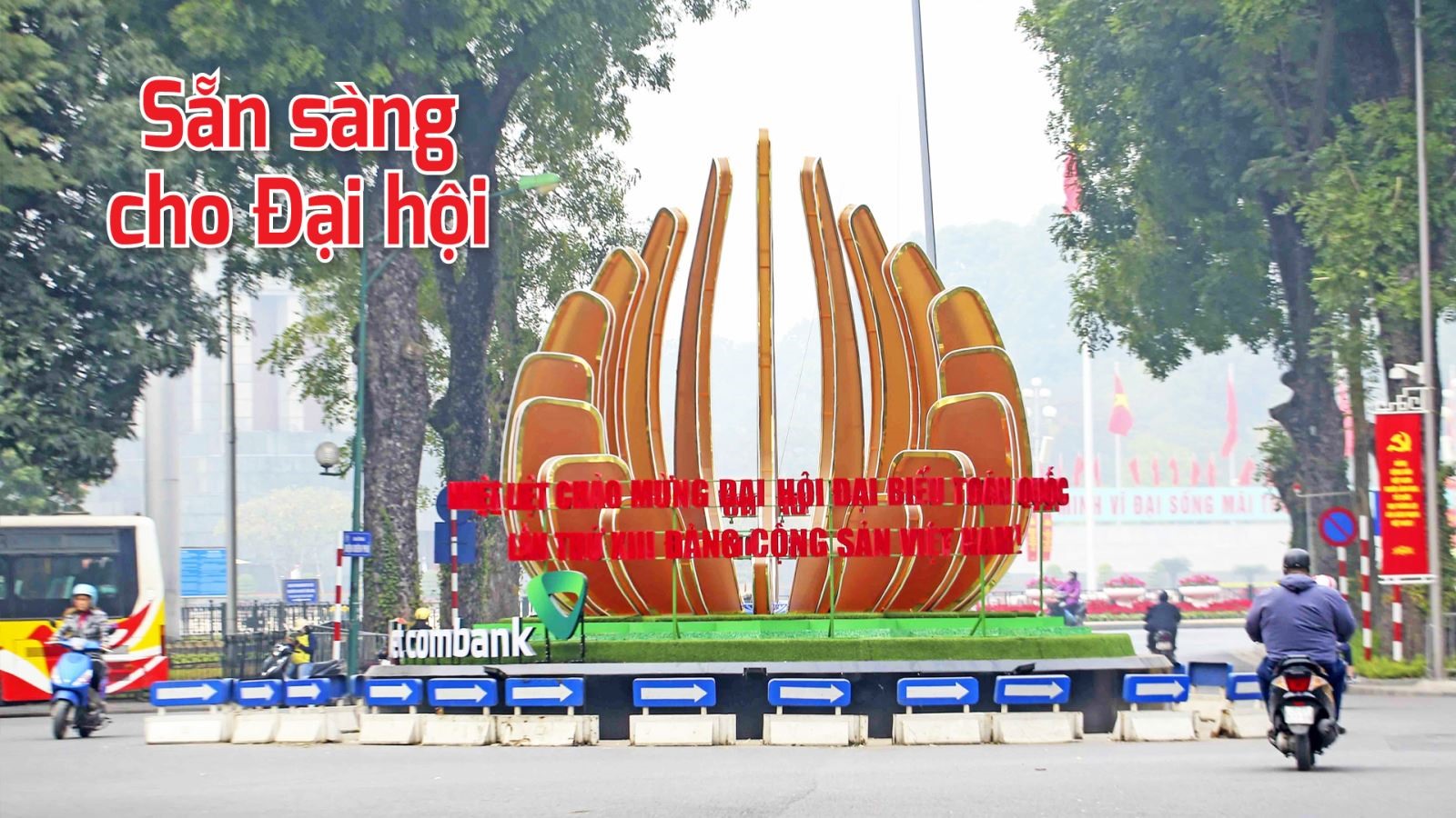 Khối biểu tượng chào mừng Đại hội XIII của Đảng đặt trên đường Điện Biên Phủ khu vực gần Lăng Bác.