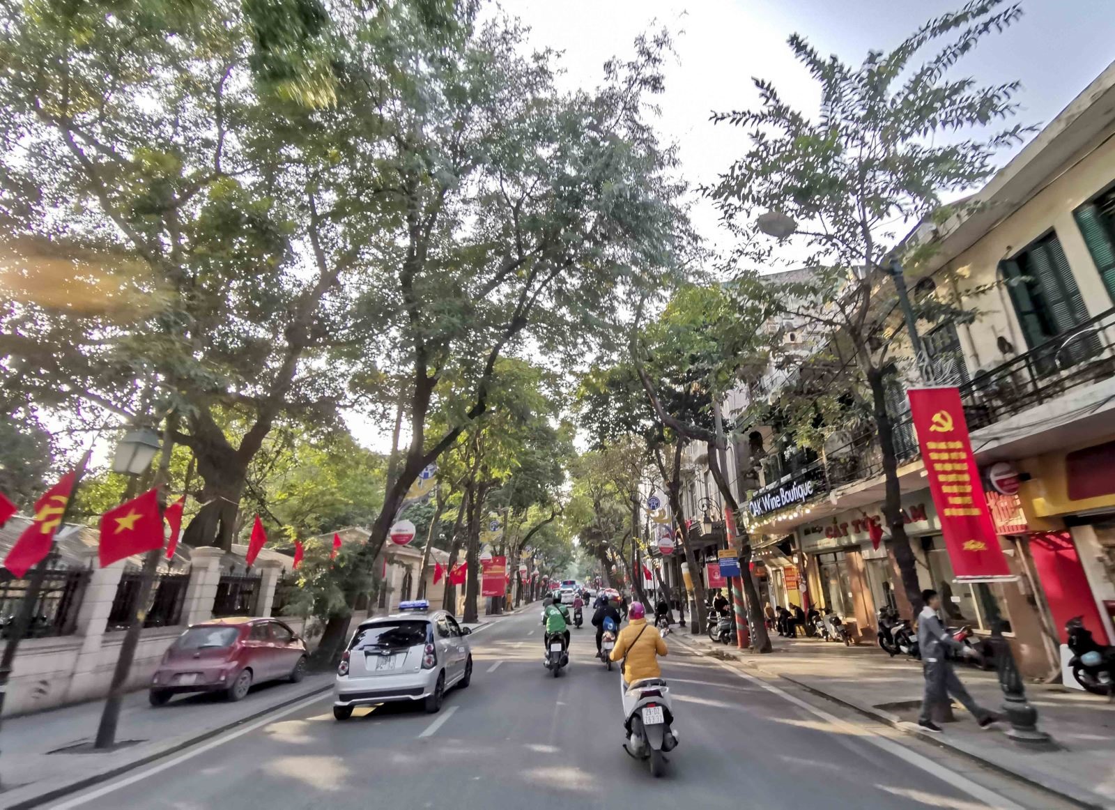 Cờ đỏ sao vàng, cờ búa liềm, băng rôn chào mừng Đại hội XIII của Đảng treo dọc hai bên phố Tràng Thi (Hà Nội).
