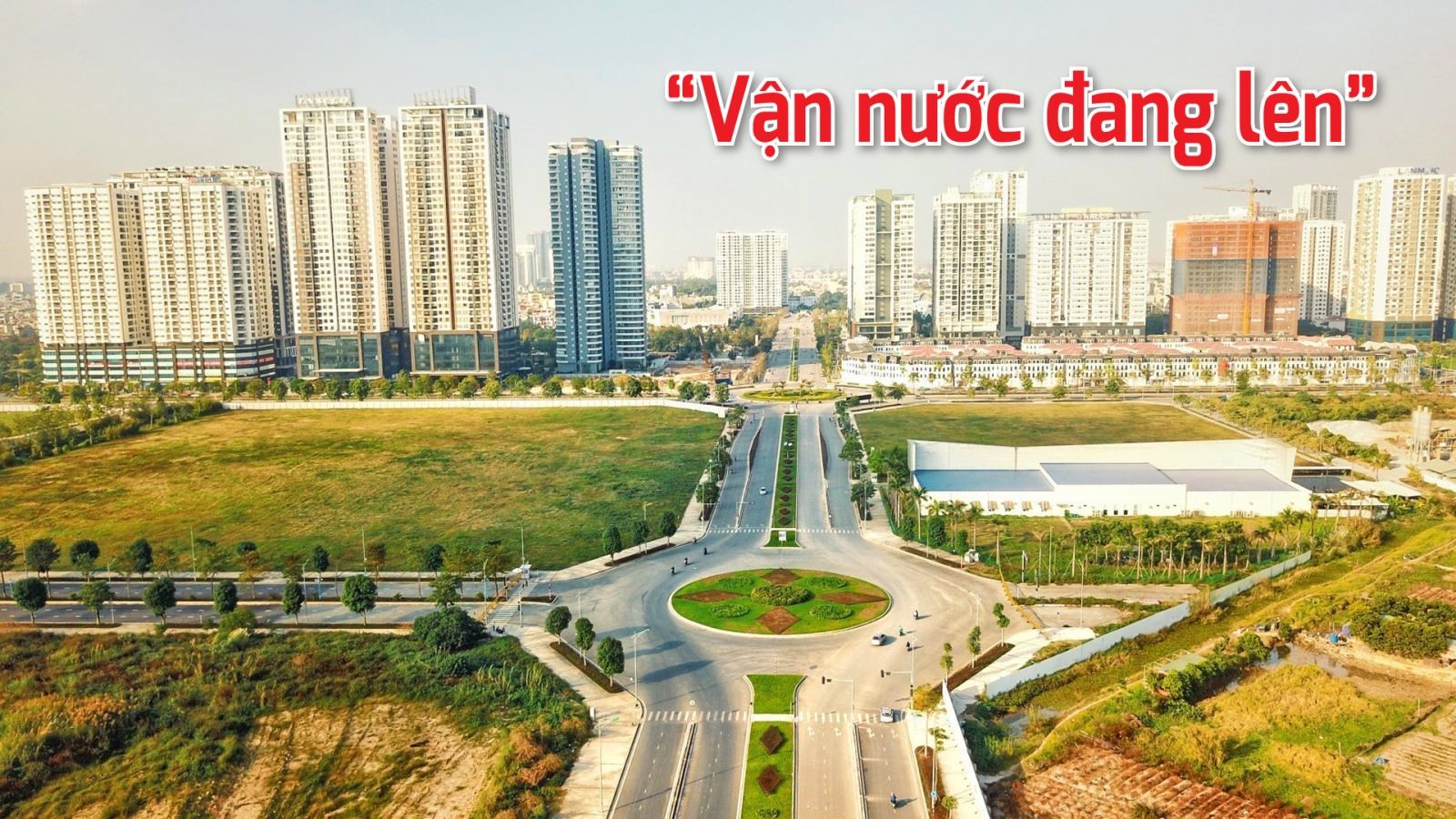 Đường Nguyễn Văn Huyên kéo dài với 8 làn xe kết nối 3 quận nội thành Hà Nội giúp người dân phía tây Thủ đô đi lại thuận tiện hơn.