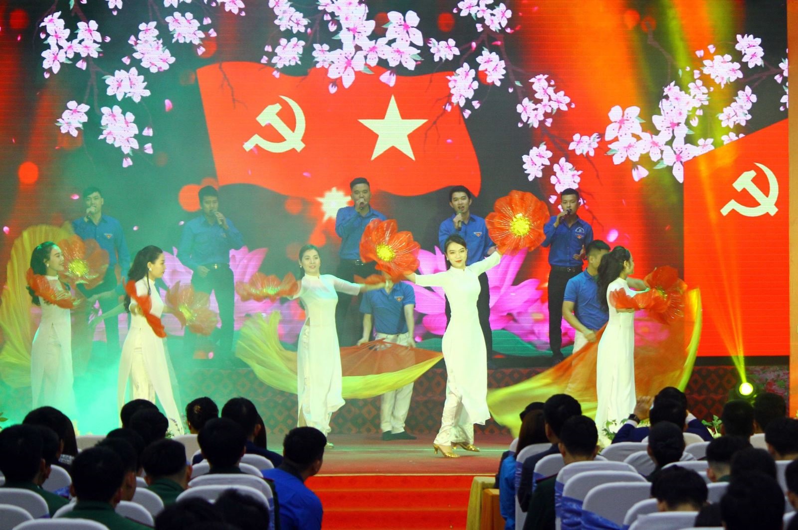 Tiết mục hát múa “Tuổi xuân dâng Đảng” của các đoàn viên thanh niên Thành đoàn Vinh (Nghệ An) chào mừng Đại hội XIII của Đảng.