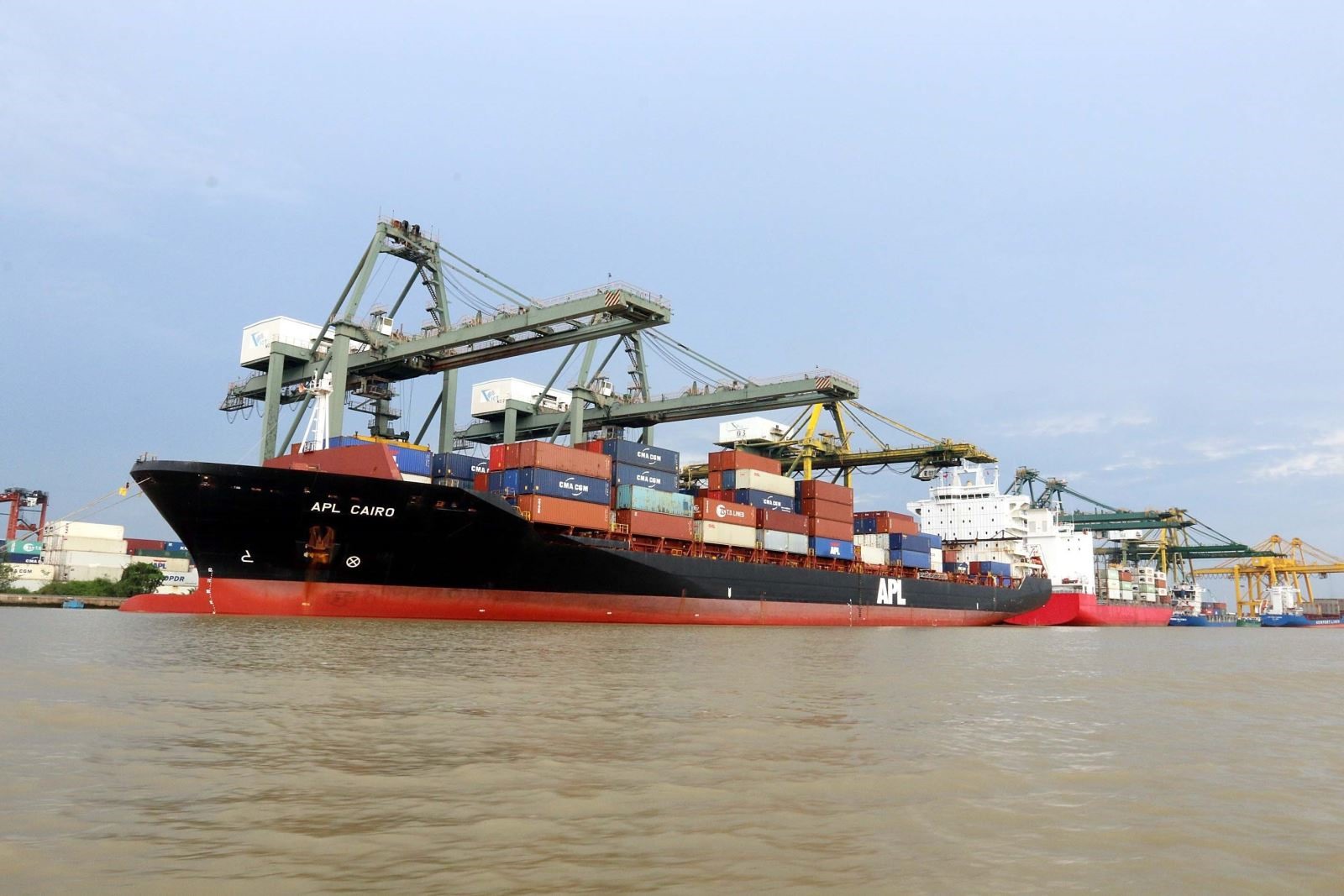 Bốc dỡ hàng hóa tại cảng Cát Lái, TP Hồ Chí Minh.