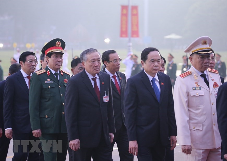 Các lãnh đạo Đảng, Nhà nước cùng đại biểu dự Đại hội XIII của Đảng đặt vòng hoa và vào Lăng viếng Chủ tịch Hồ Chí Minh. (Ảnh: Dương Giang/TTXVN)