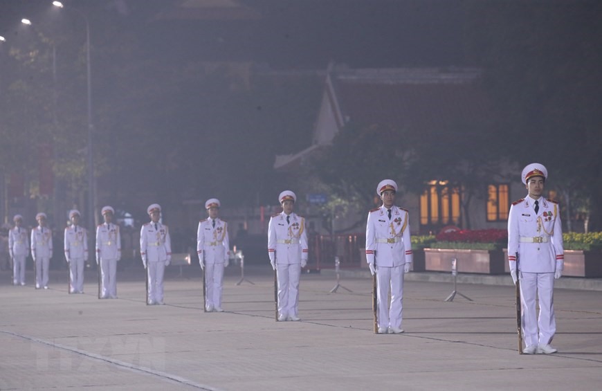 Đội nghi lễ triển khai đội hình trên quảng trường Ba Đình, sáng sớm 25/1. (Ảnh: Dương Giang/TTXVN)