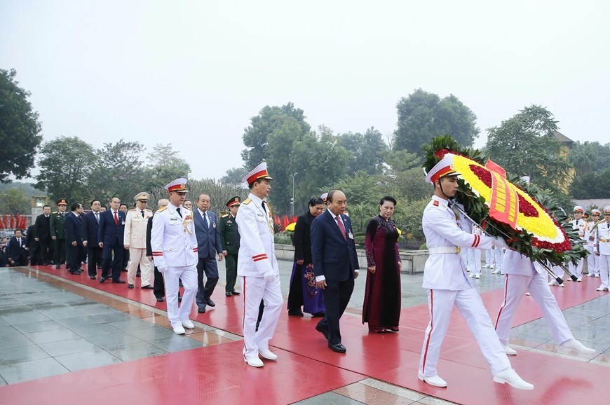 Các lãnh đạo Đảng, Nhà nước cùng đại biểu dự Đại hội XIII của Đảng đặt vòng hoa và dâng hương tại Đài tưởng niệm các Anh hùng liệt sỹ trên đường Bắc Sơn, Hà Nội. (Ảnh: TTXVN)