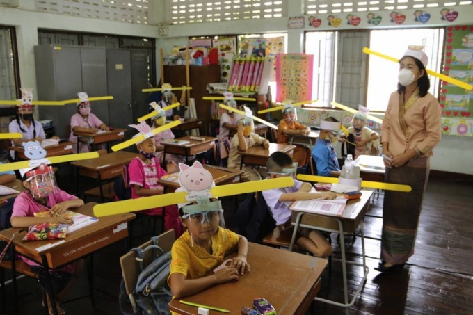 Giáo viên và học sinh tại trường Ban Pa Muad ở Chiang Mai, Thái Lan phòng dịch. Ảnh: AP