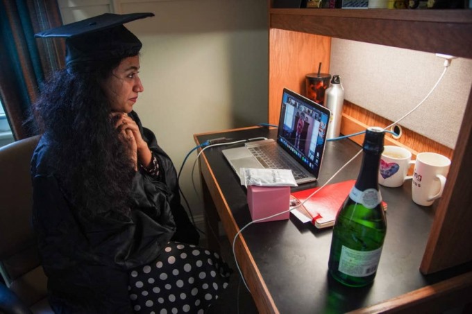 Pakistan Varsha Thebo, 27 tuổi, tham dự lễ tốt nghiệp trực tuyến. Ảnh: Getty Images