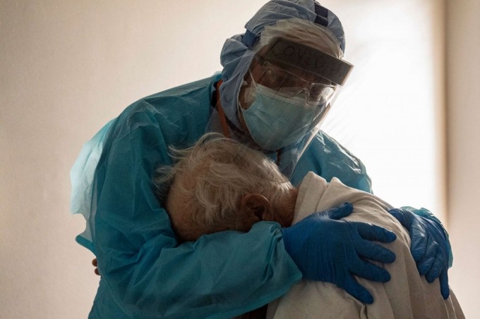 Bác sĩ Joseph Varon an ủi một bệnh nhân Covid-19 đang khóc và mong được về nhà ở Trung tâm Y tế United Memorial, Houston, bang Texas (Mỹ) ngày 26/11. Ảnh: Getty Images