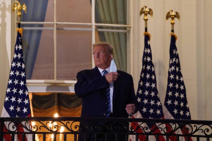 Tổng thống Trump tháo khẩu trang khi trở về Nhà Trắng ngày 5/10 sau khi điều trị Covid-19. Ảnh: Getty Images