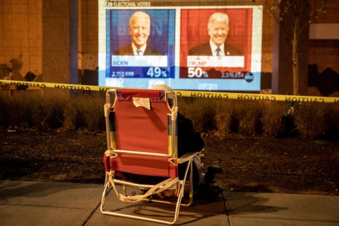 Một người chăm chú theo dõi kết quả bỏ phiếu của cuộc bầu cử tổng thống Mỹ ở thủ đô Washington. Ảnh: Getty Images