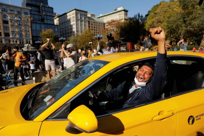 Một tài xế taxi vui mừng khi truyền thông Mỹ thông báo ông Joe Biden đã giành chiến thắng. Ảnh: Reuters