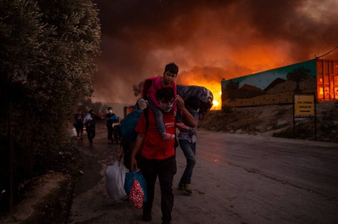 Những người di cư chạy trốn khỏi đám cháy tại trại tị nạn Moria trên đảo Lesbos, Hy Lạp ngày 9/9.  Ảnh: Getty Images