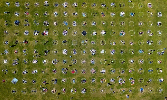 Hình ảnh chụp từ trên cao khung cảnh người dân đứng bên trong các vòng tròn trên bãi cỏ tại Công viên Dolores ở San Francisco (Mỹ) ngày 22/5. Ảnh: Getty Images
