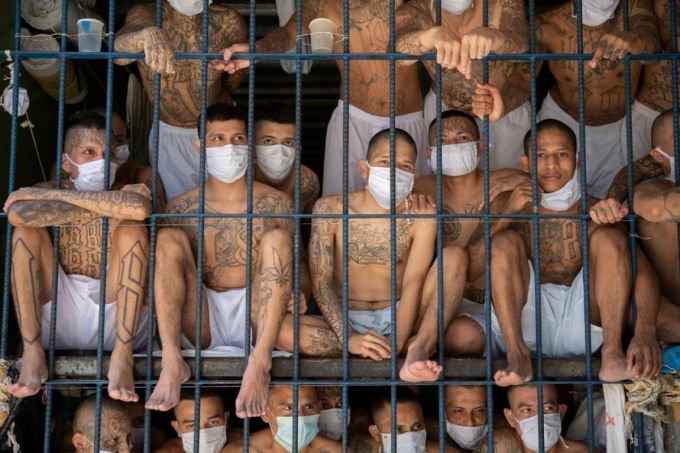 Các thành viên của băng đảng khét tiếng MS-13 và 18 Street trong một phòng giam đông đúc tại nhà tù Quezaltepeque, El Salvador. Ảnh: Getty Images