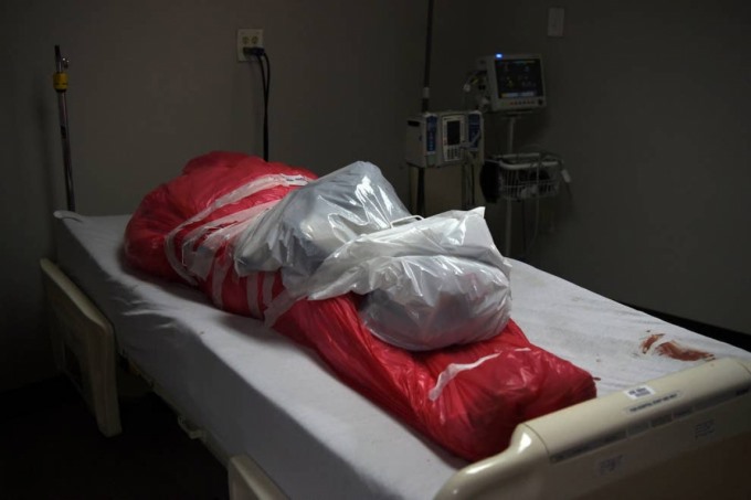 Thi thể một người đàn ông tử vong do Covid-19 được bọc trong túi đựng thi thể tại Houston (Mỹ). Ảnh: Reuters