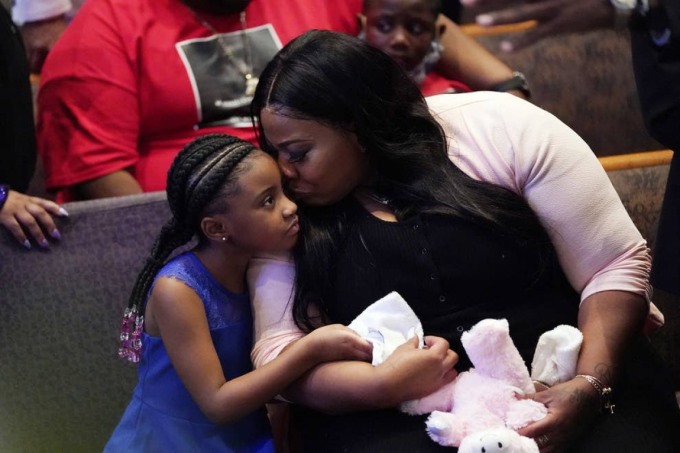 Roxie Washington và Gianna Floyd, người đàn ông da màu đã tử vong sau khi bị cảnh sát ghì cổ ở Minneapolis (Mỹ) hôm 25/5.Ảnh: Getty Images