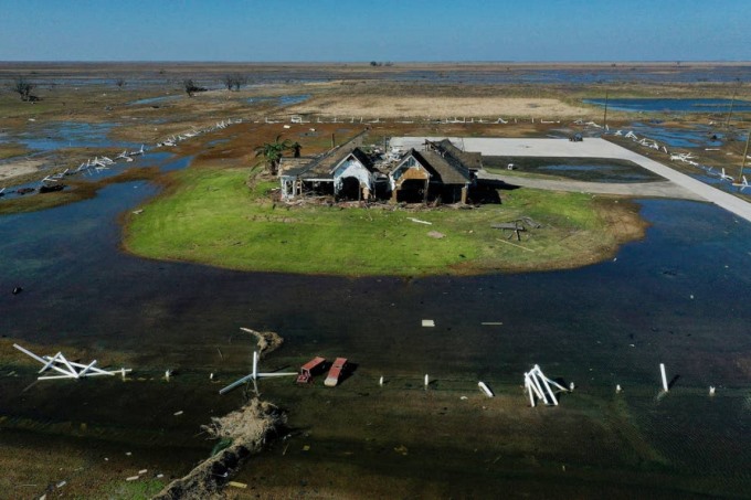 Một ngôi nhà bị phá hủy sau cơn bão Delta ở Creole, bang Louisiana (Mỹ) ngày 10/10. Ảnh: Reuters