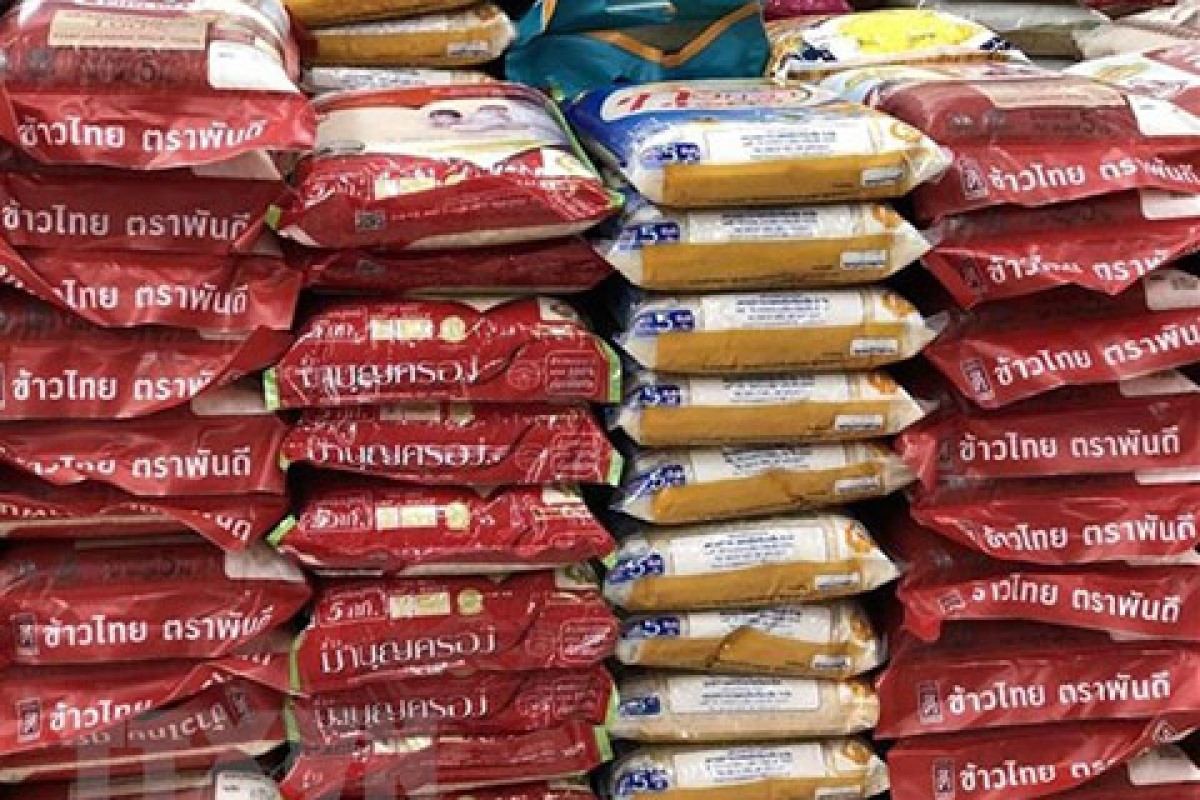 Gạo được bày bán với mẫu mã đa dạng trong các siêu thị tại thủ đô Bangkok. (Ảnh: Vietnamplus)