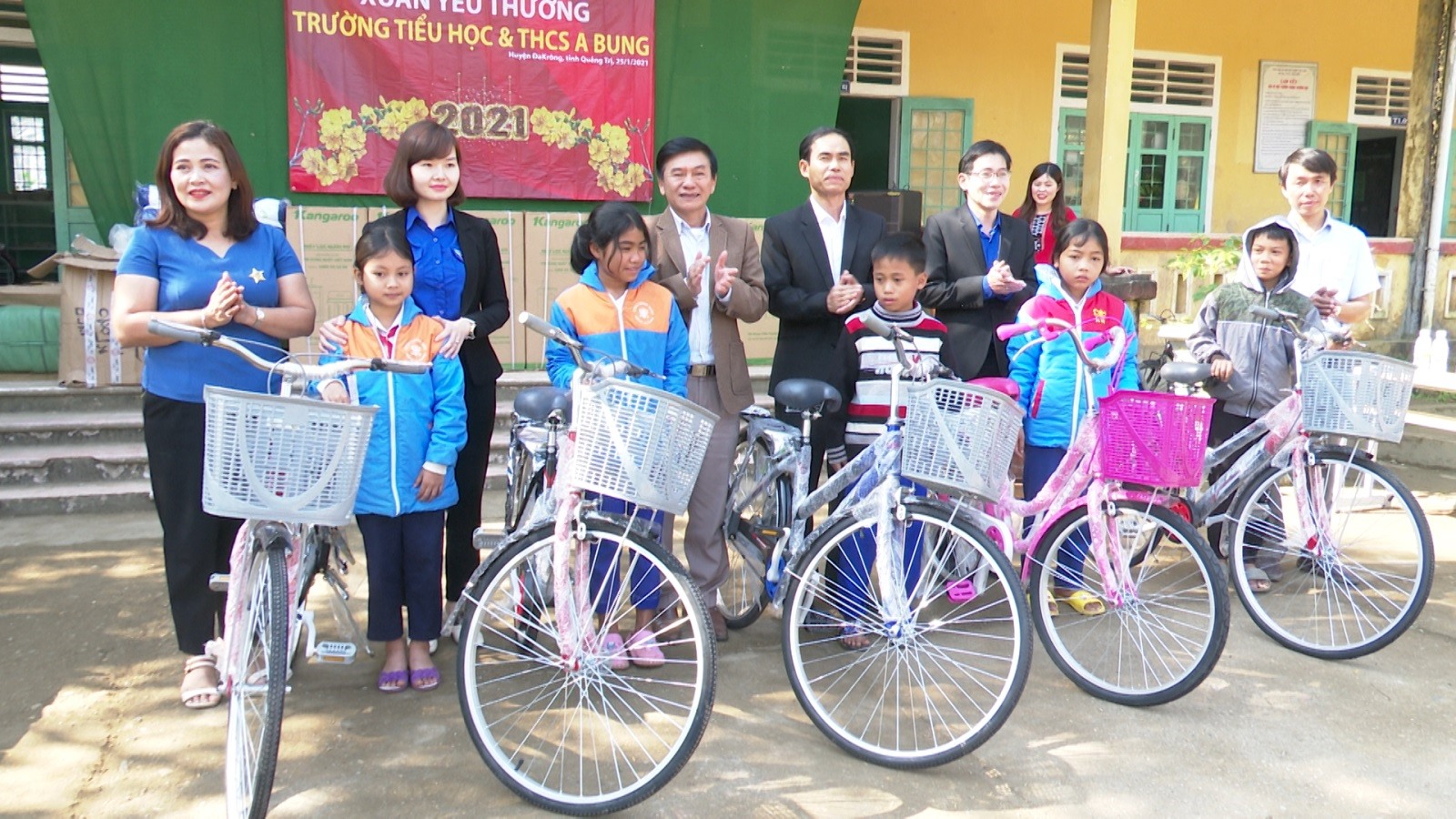 Công ty Thủy điện Quảng Trị trao tặng xe đạp cho các em học sinh Trường TH và THCS A Bung - Đakrông