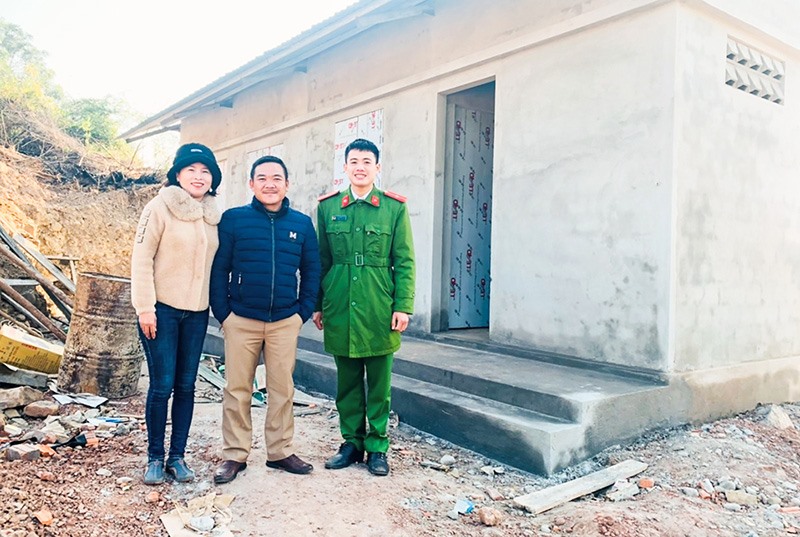 Việc hiến đất của vợ chồng anh Chung - chị Thôi (thứ nhất và thứ hai, từ trái qua) giúp cán bộ, chiến sĩ Công an xã Tân Long có trụ sở làm việc đàng hoàng hơn- Ảnh: M.L​