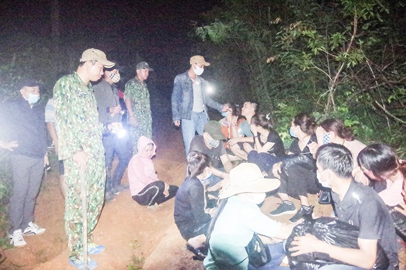 Cán bộ, chiến sĩ Đồn Biên phòng CKQT Lao Bảo tuần tra, phát hiện một nhóm người nhập cảnh trái phép - Ảnh: X.T