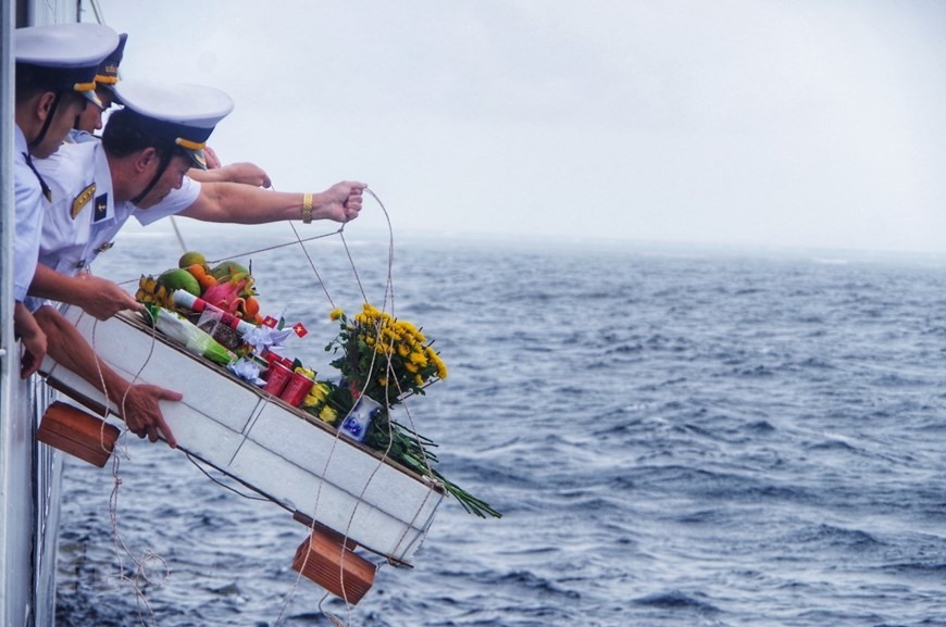 Đã thông lệ, bất cứ tàu hải quân nào đi qua vùng biển Gạc Ma, Cô Lin, Len Đao đều tổ chức lễ viếng và thả hoa tưởng niệm 64 liệt sỹ. (Ảnh: Thành Đạt/TTXVN)