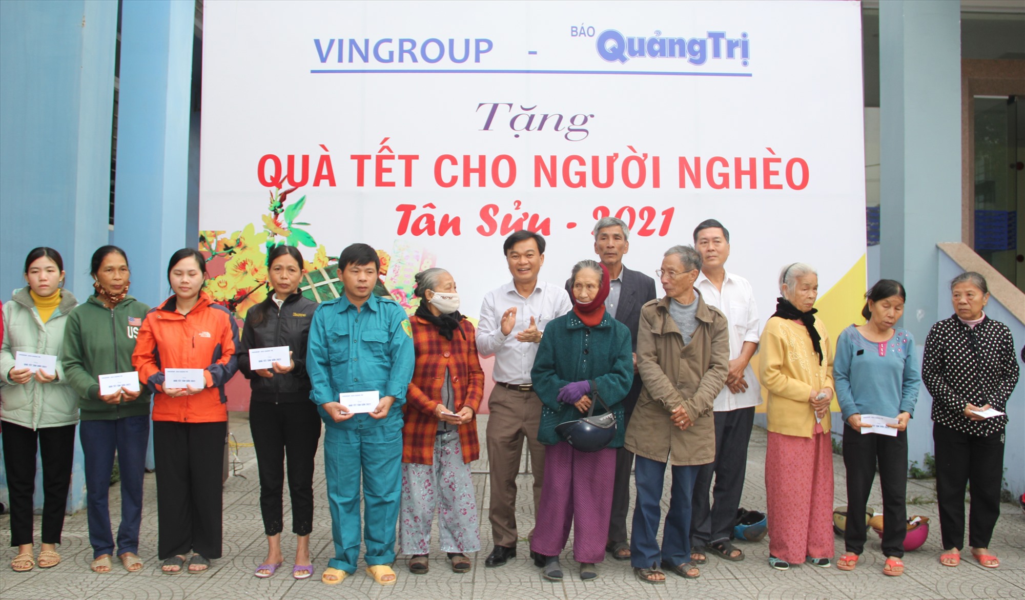 Bí thư Thành ủy Đông Hà Nguyễn Chiến Thắng trao quà tết cho người nghèo - Ảnh: MĐ