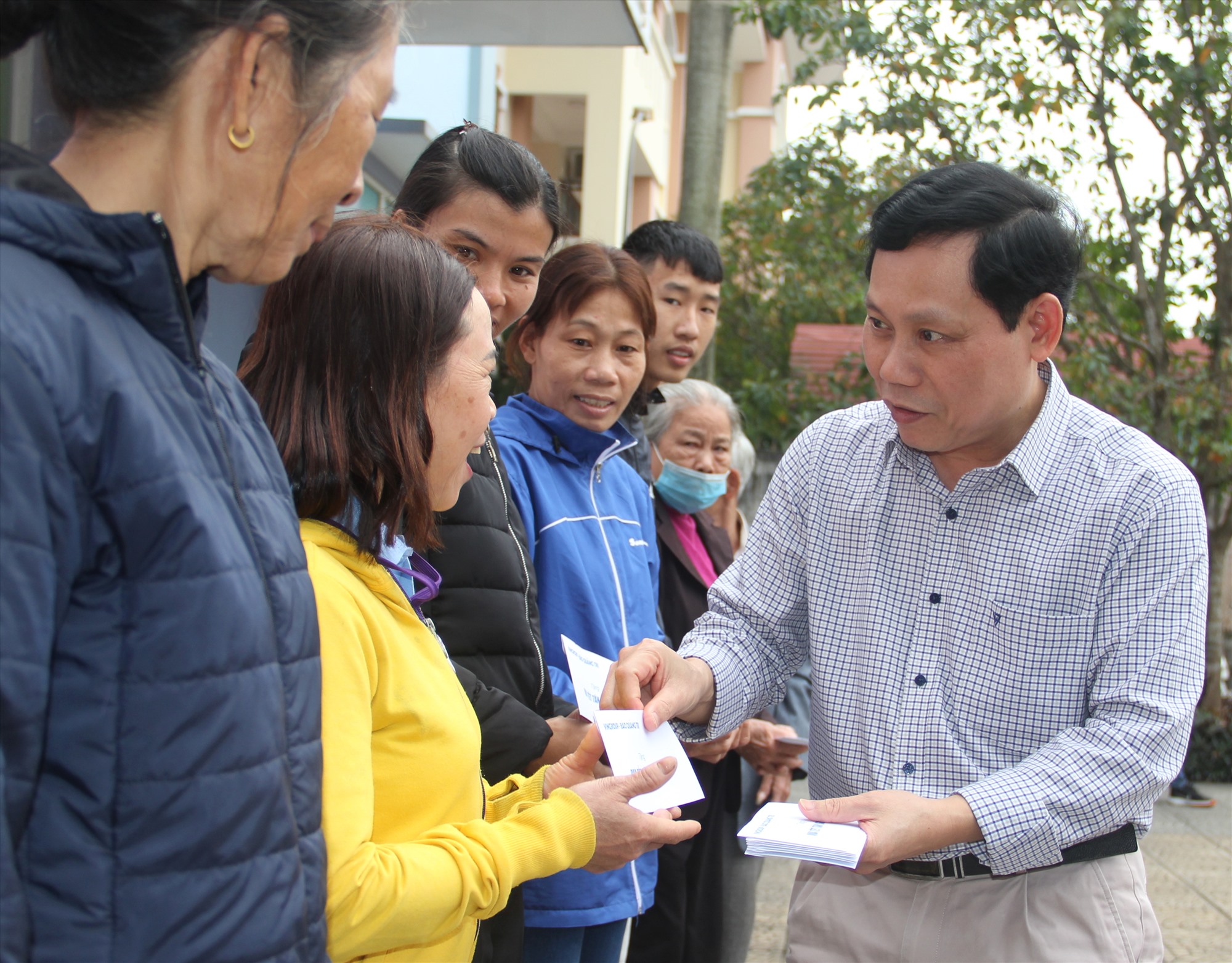 Phó Tổng Biên tập Báo Quảng Trị Nguyễn Tý trao quà tết cho người nghèo - Ảnh: MĐ